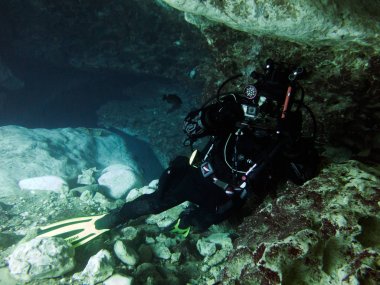 Kuru takım dalgıç, mağara dalışı. Blue Springs, Marianna, Jackson County, Florida, Amerika Birleşik Devletleri.