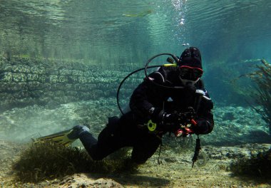 Kuru takım dalgıç, mağara dalışı. Blue Springs, Marianna, Jackson County, Florida, Amerika Birleşik Devletleri.