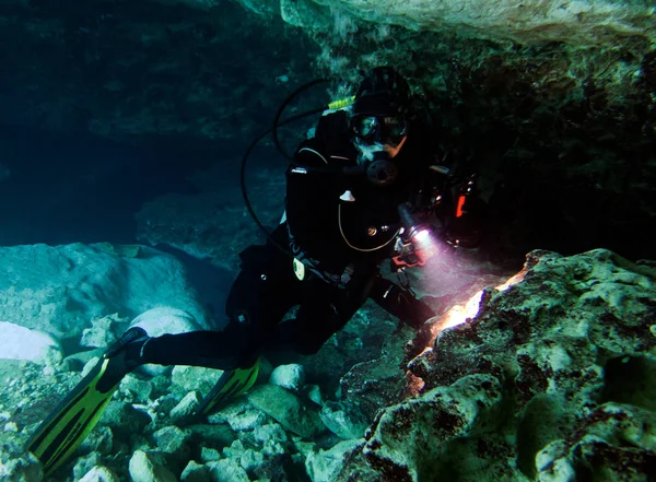 Kuru takım dalgıç, mağara dalışı. Blue Springs, Marianna, Jackson County, Florida, Amerika Birleşik Devletleri.