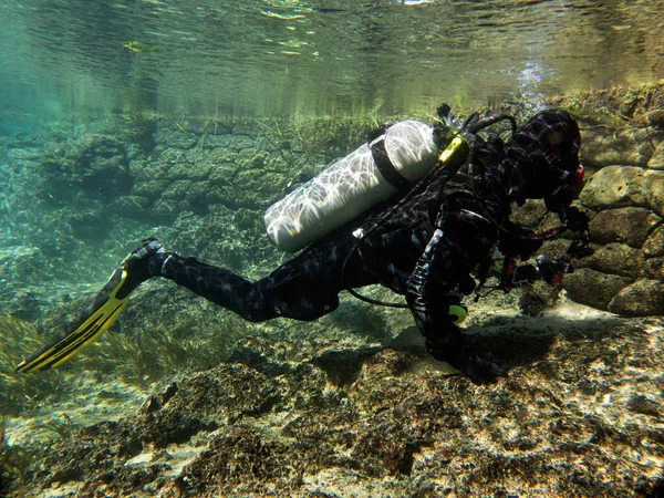 Kuru takım dalgıç, mağara dalışı. Blue Springs, Marianna, Jackson County, Florida, Amerika Birleşik Devletleri.
