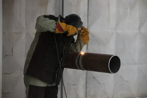 Butt welding underwater pipeline using automatic equipment. Mobile system for welding pipelines. The construction of an underwater gas pipeline. Plasma welding.