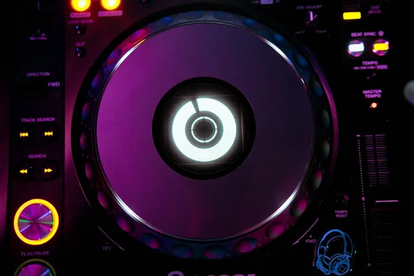 ナイトクラブのパーティー Dj 音響機器の Dj コント ローラー ストック写真 C Lanarus Foto