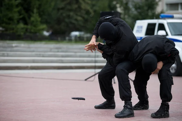 police training with a knife