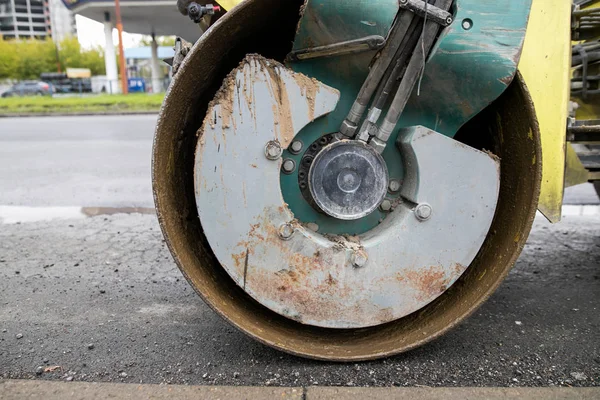 Asphalting with a steel wheel roller