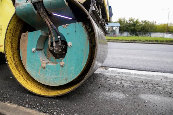 Asphalting with a steel wheel roller