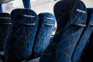Lüks bir otobüste mavi rahat koltuklar