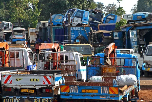 Pátio Caminhão Africano Com Caminhões Para Venda Empilhados Onde Quer — Fotografia de Stock