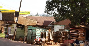 Kampala yan işletmelerin Yerel konut ve yol gösteren bir yol kenarı boyunca bir görünüm