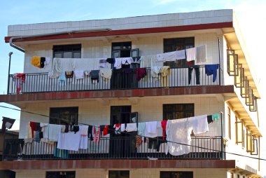 Kampala, Uganda bir apartmanda balkonlarda kurumaya Laudry asmak.