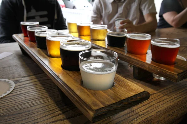 Zwölf Bierproben Die Einige Männer Einem Tisch Teilen — Stockfoto