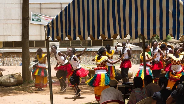 Uganda kulturella dansare utför — Stockfoto