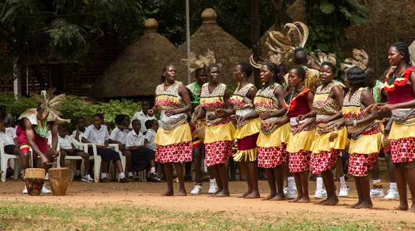Выступления угандийской группы песни и танца — стоковое фото