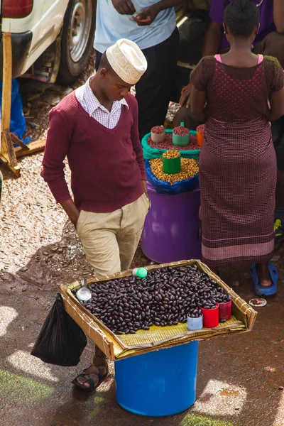 Młody człowiek sprzedaje fasolę na dworcu autobusowym w Kampali — Zdjęcie stockowe