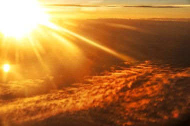 Uçak görünümünden gündoğumu