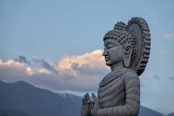 Buddha Statue Made Stone Mountains Backdrop — Stock Photo, Image