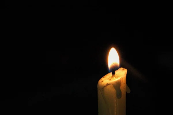 Brennende Kerze Mit Schwarzem Hintergrund — Stockfoto