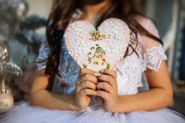 Niña Sosteniendo Tarjeta Forma Corazón —  Fotos de Stock