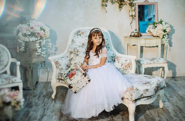 Милая Маленькая Девочка Позирует Студии Рождественским Украшением Белом Платье Диадеме — стоковое фото