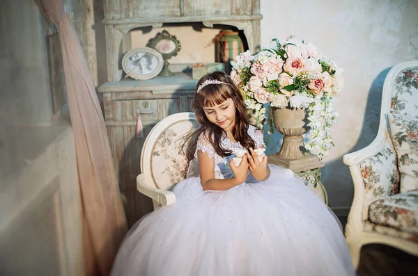 Bonito Menina Posando Estúdio Com Decoração Natal Vestindo Vestido Branco Fotografia De Stock