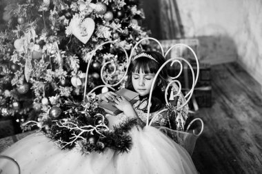 sevimli küçük kız stüdyoda poz siyah beyaz fotoğraf 