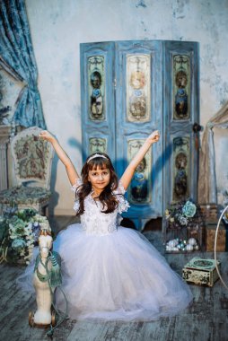 sevimli küçük kız stüdyoda beyaz elbise ve taç giyen Noel dekorasyonu ile poz