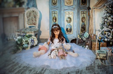 Studio poz beyaz elbise güzel küçük kız 