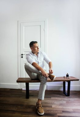 yakışıklı delikanlı düğün için hazırlanıyor 