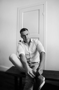 yakışıklı delikanlı düğün için hazırlanıyor 