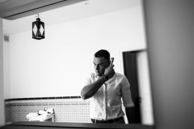 yakışıklı delikanlı düğün için hazırlanıyor 