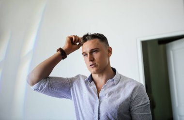 yakışıklı delikanlı düğün için hazırlanıyor 