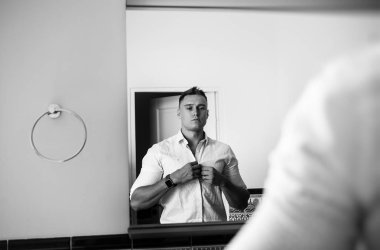 yakışıklı delikanlı düğün için hazırlanıyor 