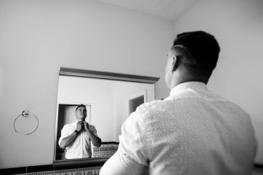 yakışıklı delikanlı düğün için hazırlanıyor 