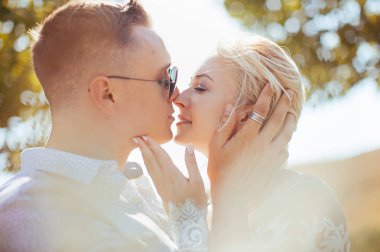 Mutlu evli çift düğün gününde 