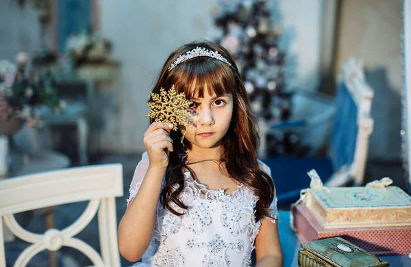 Linda Niña Posando Estudio Con Decoración Navidad Con Vestido Blanco —  Fotos de Stock