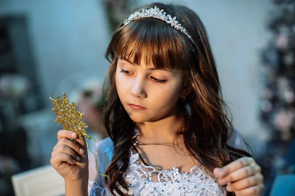 Mignonne Petite Fille Posant Studio Avec Décoration Noël Portant Robe — Photo