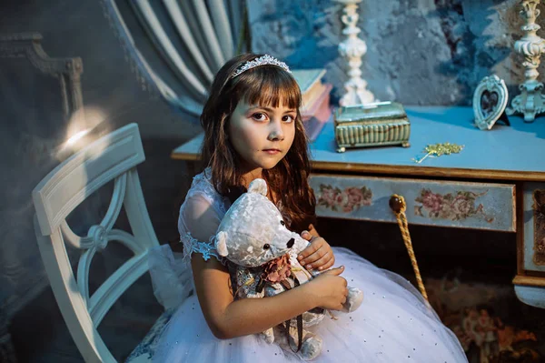 Мила Маленька Дівчинка Позує Студії Різдвяними Прикрасами Білій Сукні Тіарі — стокове фото