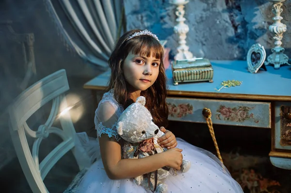 Sevimli Küçük Kız Stüdyoda Beyaz Elbise Taç Giyen Noel Dekorasyonu — Stok fotoğraf