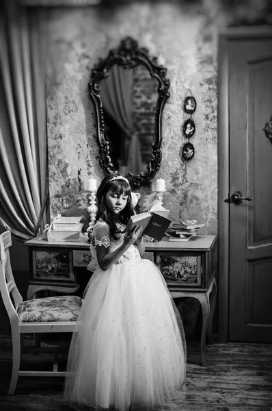 Schwarz Weiß Foto Des Niedlichen Kleinen Mädchens Das Studio Posiert — Stockfoto