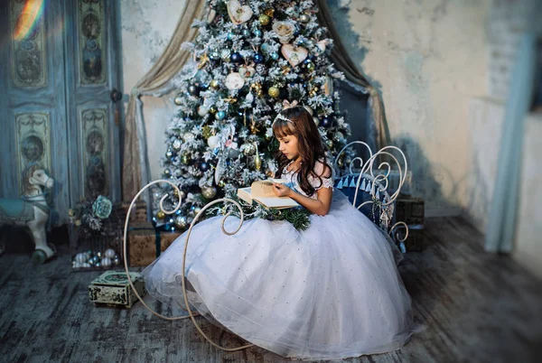 Bonito Menina Posando Estúdio Com Decoração Natal Vestindo Vestido Branco — Fotografia de Stock