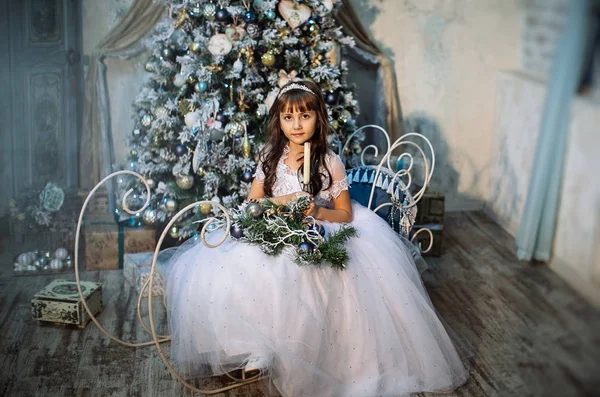 Schattig Klein Meisje Poserend Studio Met Kerstdecoratie Dragen Witte Jurk — Stockfoto
