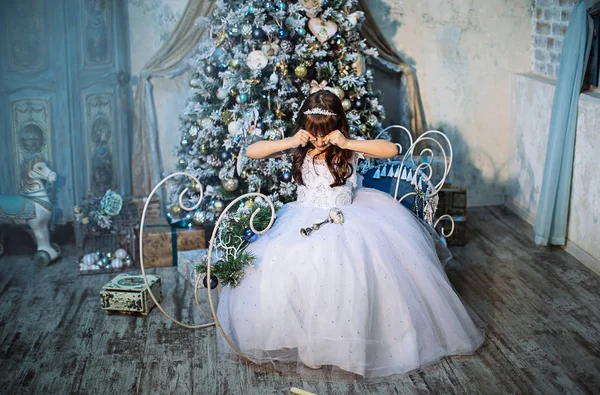 Bonito Menina Posando Estúdio Com Decoração Natal Vestindo Vestido Branco — Fotografia de Stock