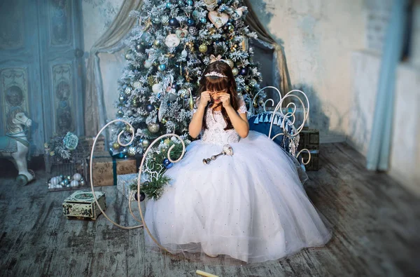 Niedliches Kleines Mädchen Posiert Studio Mit Weihnachtsdekoration Weißem Kleid Und — Stockfoto