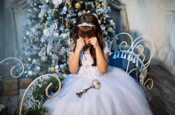 Linda Niña Posando Estudio Con Decoración Navidad Con Vestido Blanco — Foto de Stock