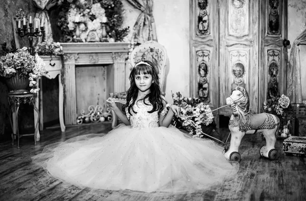 Fekete Fehér Fénykép Aranyos Kis Lány Pózol Stúdió — Stock Fotó