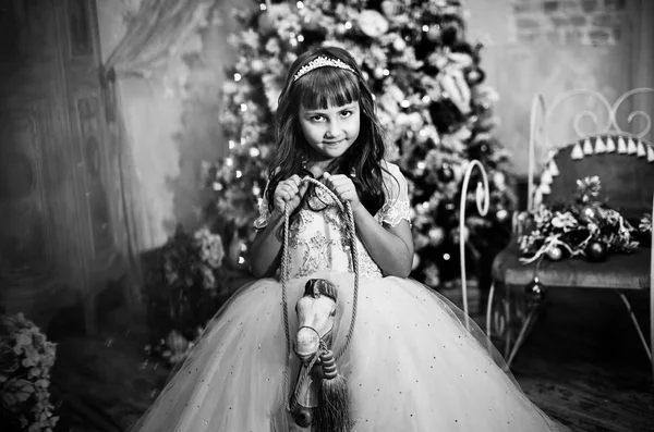 スタジオでポーズをとるかわいい女の子の黒と白の写真 — ストック写真