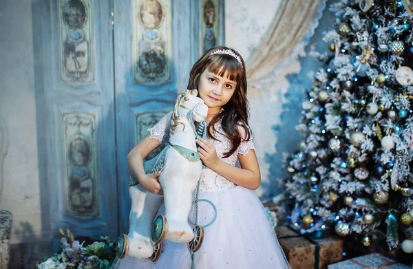 Schattig Klein Meisje Poserend Studio Met Kerstdecoratie Dragen Witte Jurk — Stockfoto