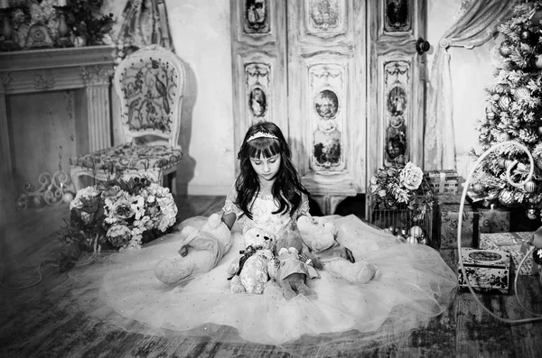 Hermosa Niña Usando Vestido Blanco Posando Estudio Foto Blanco Negro — Foto de Stock