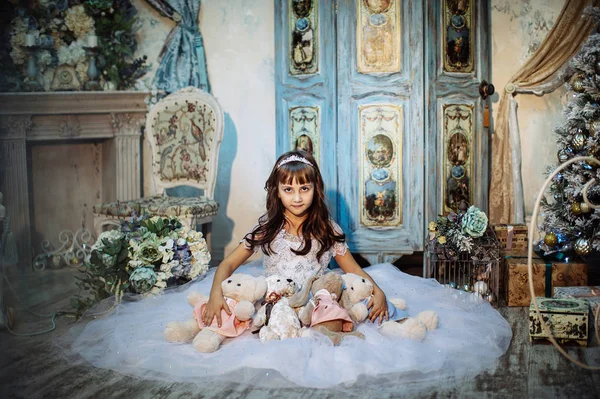 Όμορφο Κοριτσάκι Που Φοράει Λευκό Φόρεμα Που Θέτουν Στούντιο — Φωτογραφία Αρχείου