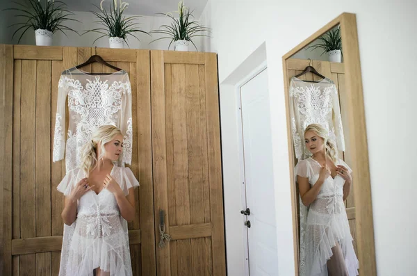 Schöne Blonde Frau Auf Der Hochzeit Foto Session — Stockfoto