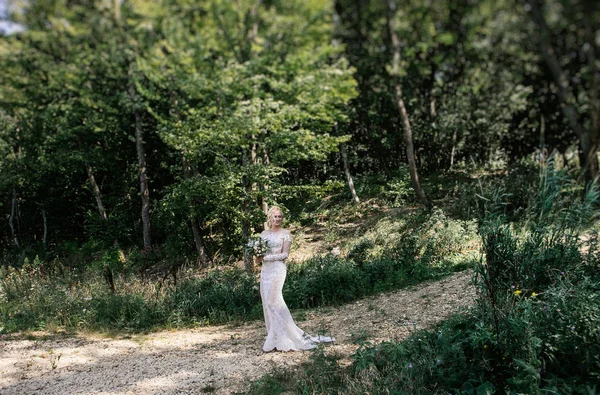 Junge Schöne Blonde Frau Auf Der Hochzeit Foto Session — Stockfoto